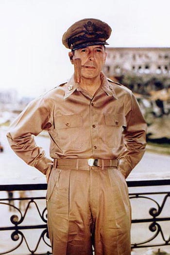 Douglas MacArthur smoking his corncob pipe #105 米軍の上陸地点はどこか？マッカーサーがフィリピンに固執した理由