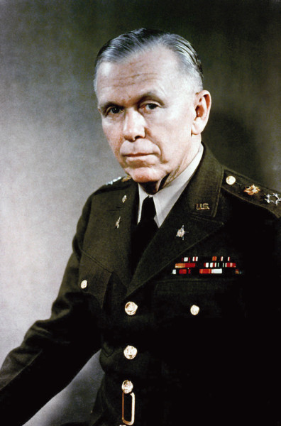 General George C. Marshall official military photo 1946 #105 米軍の上陸地点はどこか？マッカーサーがフィリピンに固執した理由