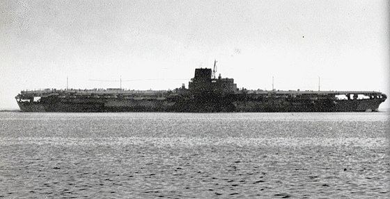 560px Japanese aircraft carrier Shinano #109 魚雷20発、爆弾17発。栗田艦隊を守るために、米機の攻撃を一手に引き受けた戦艦武蔵